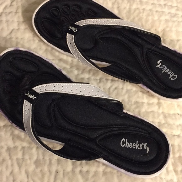 cheeks barefoot flip flops